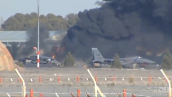 北约F-16坠毁酿惨剧：连撞数架战机数十人伤亡