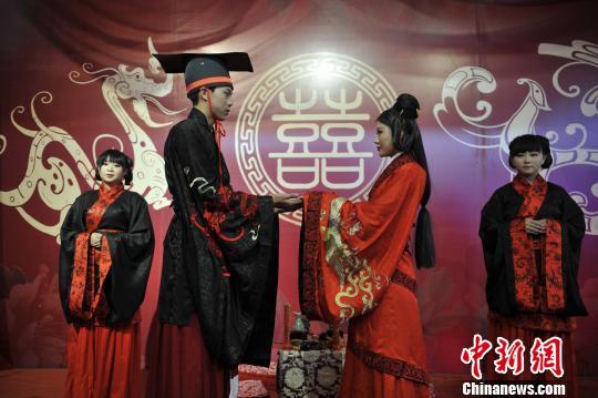 美媒：美婚礼开销创新高半数新人花费超预算