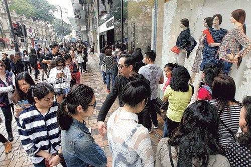 台媒:香奈儿欧洲售价将涨 中国游客巴黎排队抢购