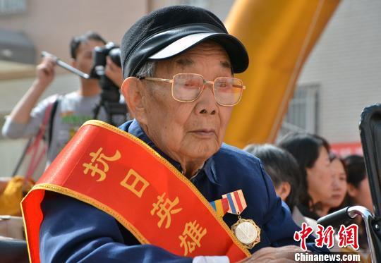 俄媒:俄罗斯为中国老兵颁卫国战争胜利70周年奖章