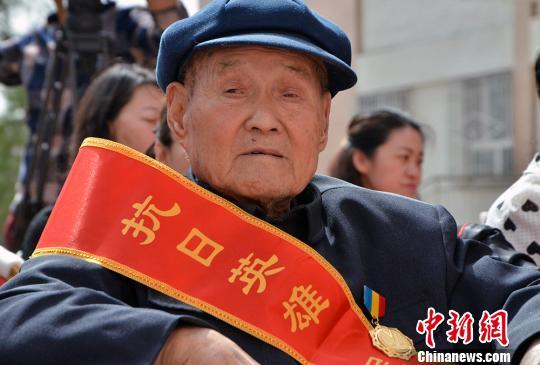 俄媒:俄罗斯为中国老兵颁卫国战争胜利70周年奖章