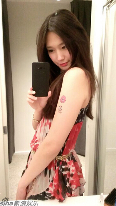 台媒:美国变性人获封肌肉"男神"登杂志封面(图)