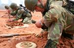 我军空降兵埋地雷实弹射击等考核合格率100%