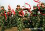 新兵连战士在训练之余扭秧歌