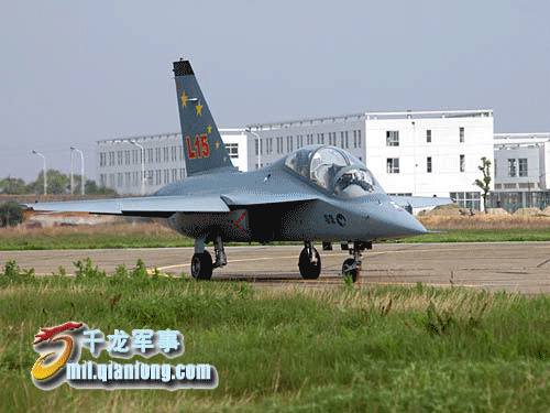 图文：L15(猎鹰)新型高级教练机