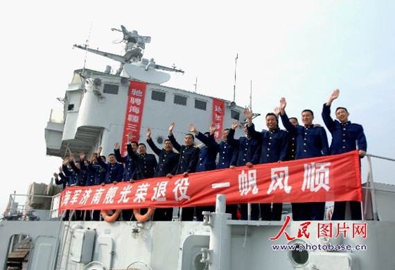 中国首艘自行设计制造导弹驱逐舰退役(组图)