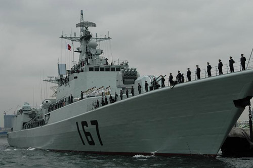 组图：中国海军深圳号驱逐舰抵达日本访问
