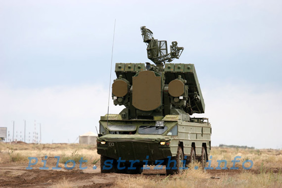 图文:俄军黄蜂AKM防空导弹系统进入作战位置