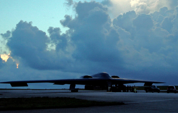 图文:美军B-2隐形轰炸机准备夜间出击