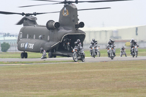 图文：台军CH-47SD直升机机降快速机动部队