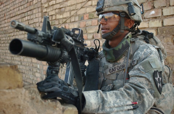 图文:驻伊美军使用安装枪挂榴弹发射器的m4步枪