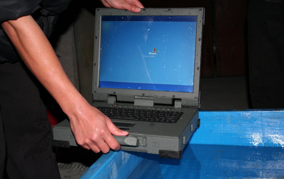 图文:中国军用笔记本电脑浸水试验