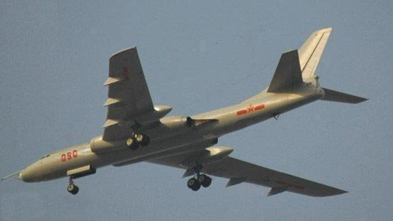 图文:中国6挂架轰六K战略轰炸机试飞