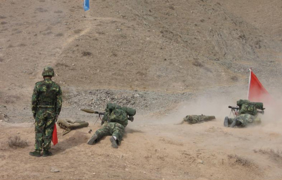 图文:解放军部队在山地进行作战训练