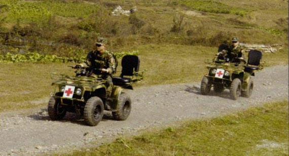 图文：实战演练中我军救护兵动用全地形车运送伤员