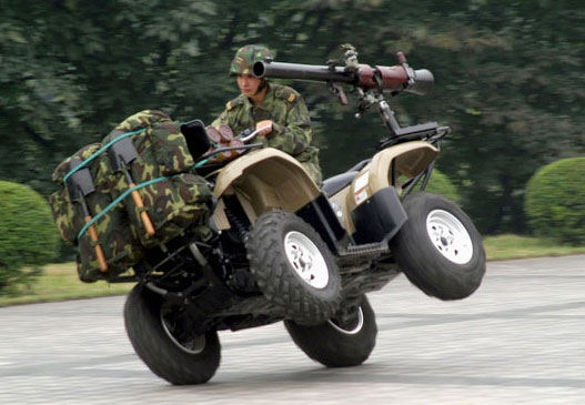 图文：解放军特种兵驾驶新型全地形车演示特技