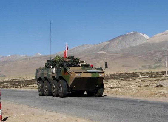 新型8x8轮式步兵战车正在进行公路远程机动测试