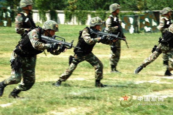 组图：武警特勤支队处突反恐攻击战术演练