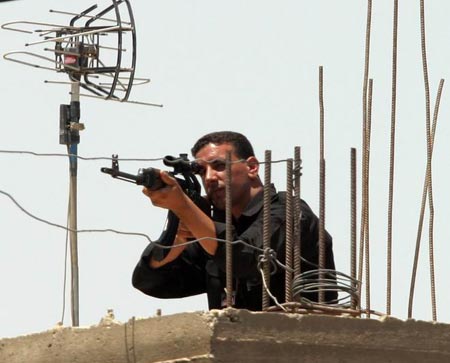 图文:伊拉克反美武装狙击手手持SVD狙击步枪