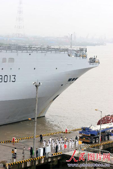 图文：中国海军在码头举行欢迎仪式