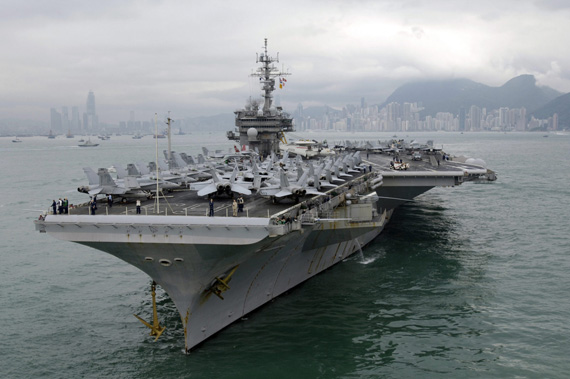 图文:美国海军小鹰号航母最后一次访问香港