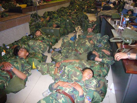 图文:连续救灾数天后的解放军官兵在进行短暂休息
