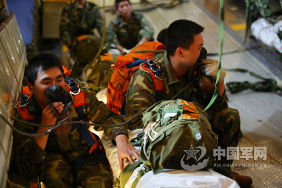图文：空降兵高空补给氧气