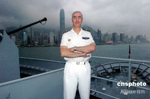 法国副海军少将，印度洋海区三军司令GerardValin在军舰上背靠维港留影。