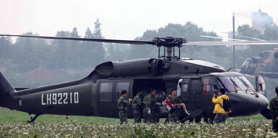 图文:陆航进口的s-70c黑鹰多用途直升机