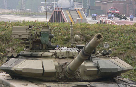 图文：俄制T-90S主战坦克炮塔特写