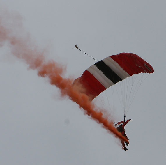图文：跳伞队员在范堡罗上空表演
