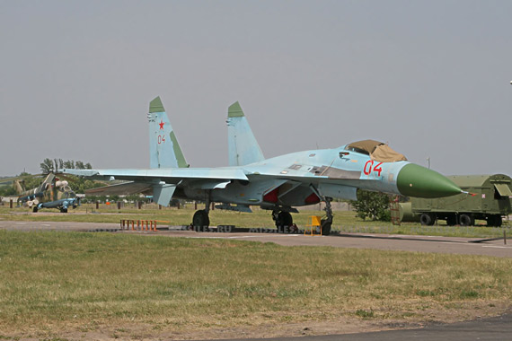图文俄前线航空兵苏27sk战机停放在机场上