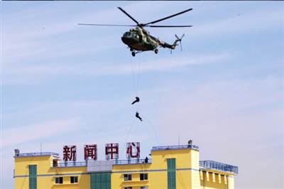 武警雪豹突击队单人装备价值30多万元(组图)