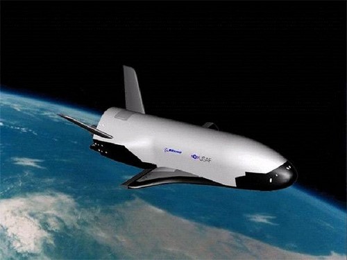 美国空军首架X-37B无人军用空天飞机11月首飞