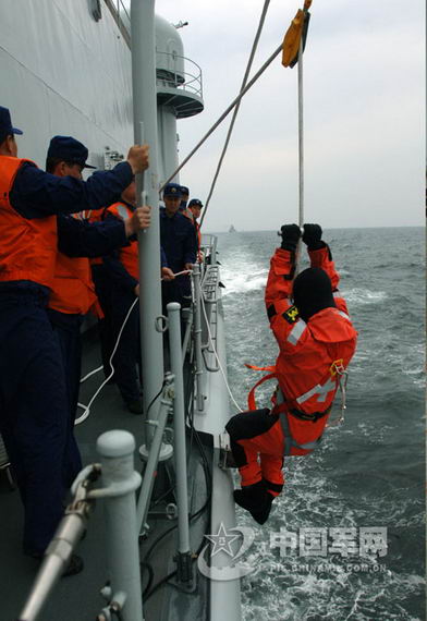 北海舰队驱逐舰救生训练