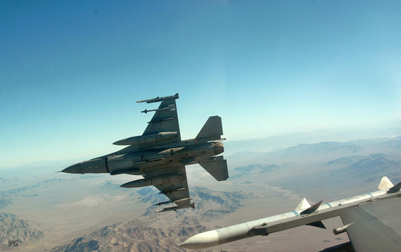 美国将军称F-35机动性不比F-16战机差(组图)