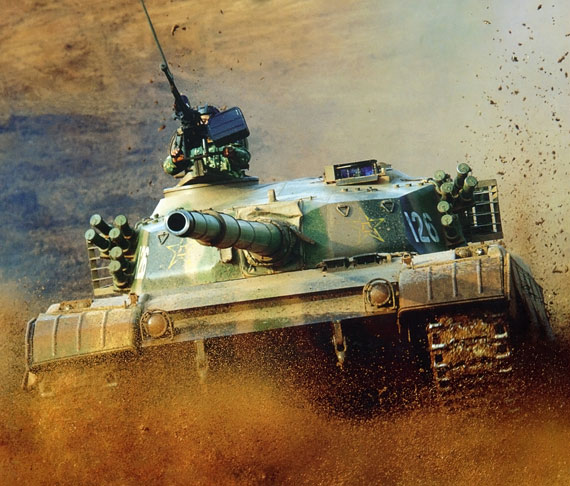 图文：国产96式主战坦克高速机动作战
