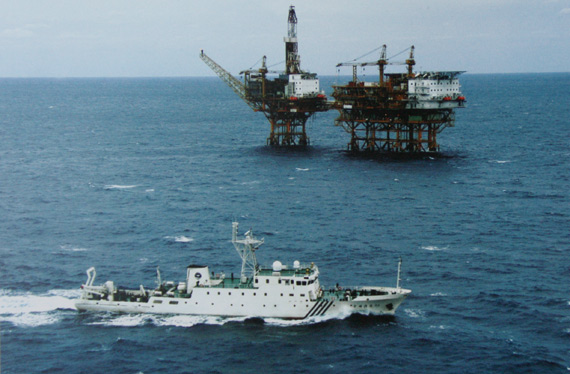 图文：中国海监的海巡船巡视东海海域中方油气田