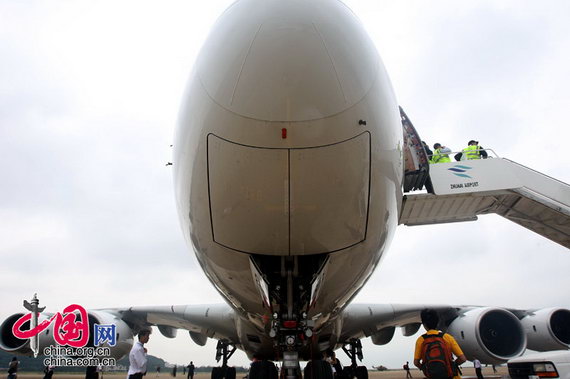 11月3日，2008珠海航展现场仰视“空中巨人”空客A380。