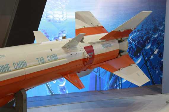 图文：国产C-802A反舰导弹涡喷发动机特写