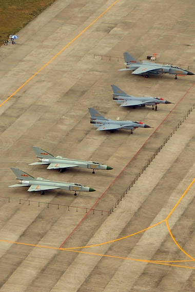 图文：航展现场整齐的停放的国产歼8II及歼10战机