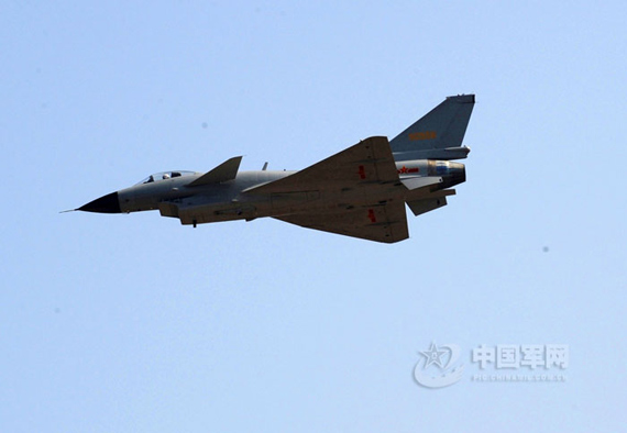 歼-10战机空中飞行