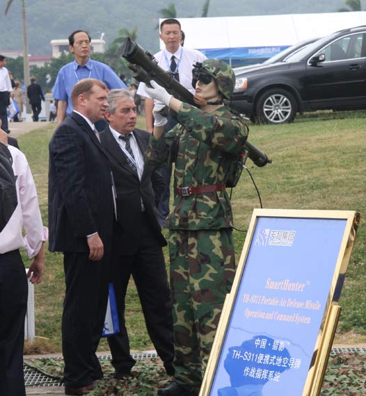 图文:白俄罗斯军方人员观看中国猎影系统