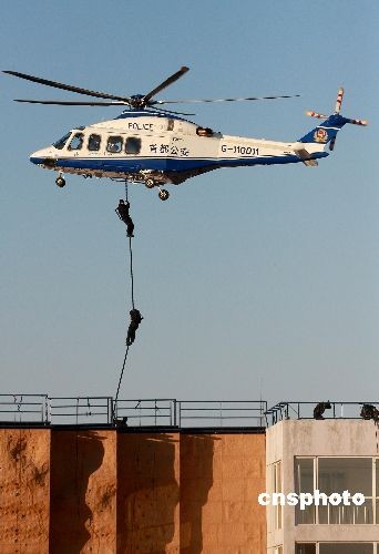 北京特警动用直升机进行举行反恐演练.(中新社发 郑雄增 摄)