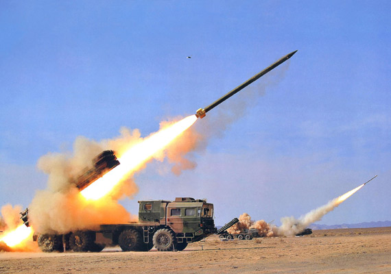 国产新型300毫米远程多管火箭炮