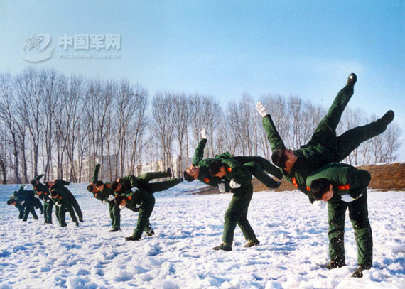 图文:苦练近身格斗技巧