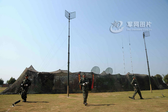 官兵按操作流程训练。张铁汉摄影