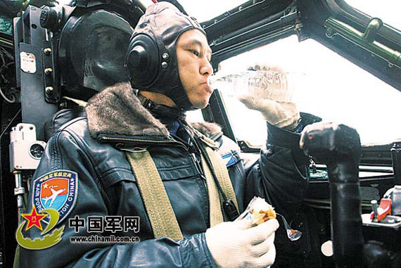 飞行员在空中用餐。王振摄