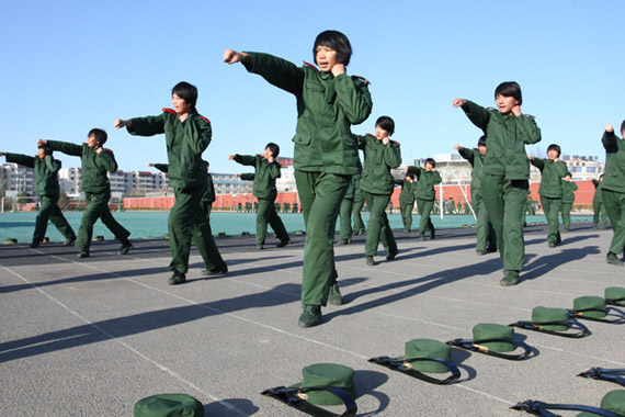 图文:武警女兵拳法训练虎虎生威