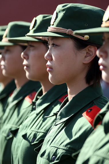 图文:北京武警女兵队列训练一丝不苟